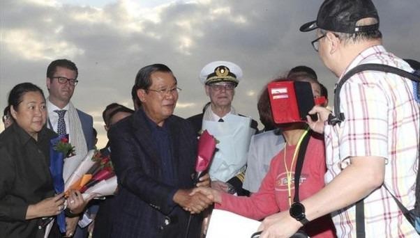 Thủ tướng Hun Sen bắt tay với các hành khách rời du thuyền MS Westerdam. Ảnh: ABP