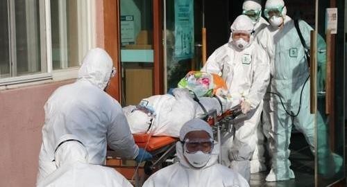Các nhân viên y tế chuyển một bệnh nhân nghi mắc coronavirus từ Bệnh viện Daenam ở Cheongdo.
