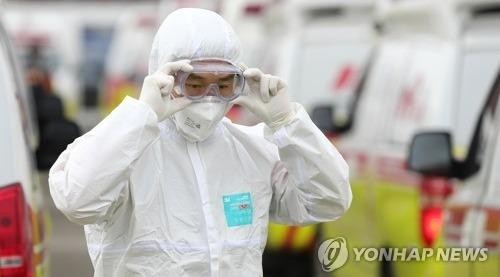 Một nhân viên y tế kiểm tra kính bảo vệ của anh ấy trước khi bắt đầu công việc ở Daegu vào ngày 1 tháng 3 năm 2020. (Yonhap)