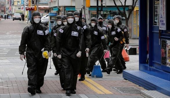 Quân nhân Hàn Quốc làm nhiệm vụ khử trùng các tòa nhà tại thành phố Daegu - Ảnh: REUTERS