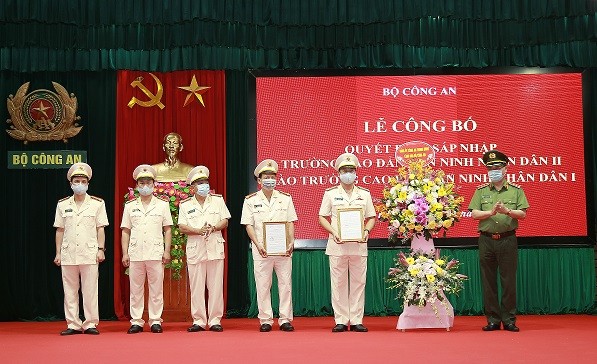 Thứ trưởng Nguyễn Văn Thành trao Quyết định và tặng hoa chúc mừng Trường Cao đẳng ANND I.
