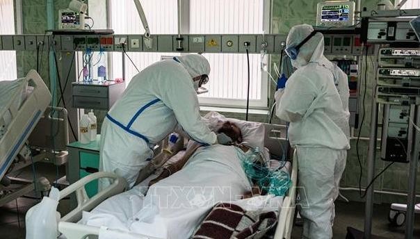 Nhân viên y tế chăm sóc bệnh nhân mắc COVID-19 tại một bệnh viện ở Moskva, Nga ngày 17/5/2020. Ảnh: AFP/TTXVN