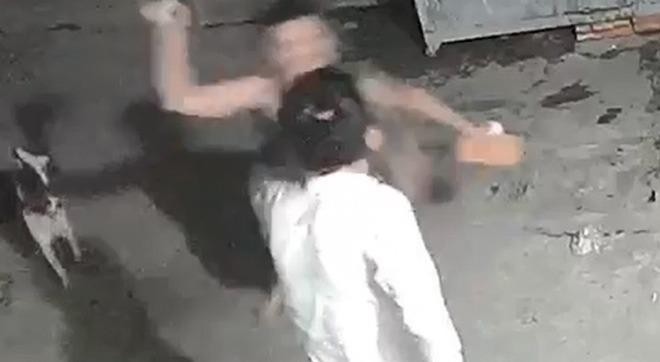 Hình ảnh xô xát giữa nghi can và nạn nhân được camera ghi lại.Ảnh chụp màn hình.