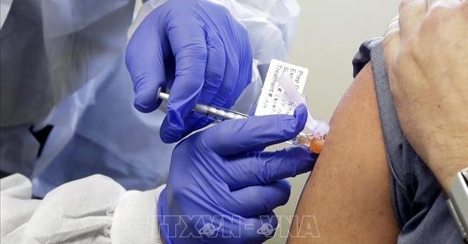 Tiêm thử nghiệm vaccine phòng virus SARS-CoV-2 cho một tình nguyện viên tại thành phố Seattle, Mỹ ngày 16/3/2020. Ảnh: AP/TTXVN