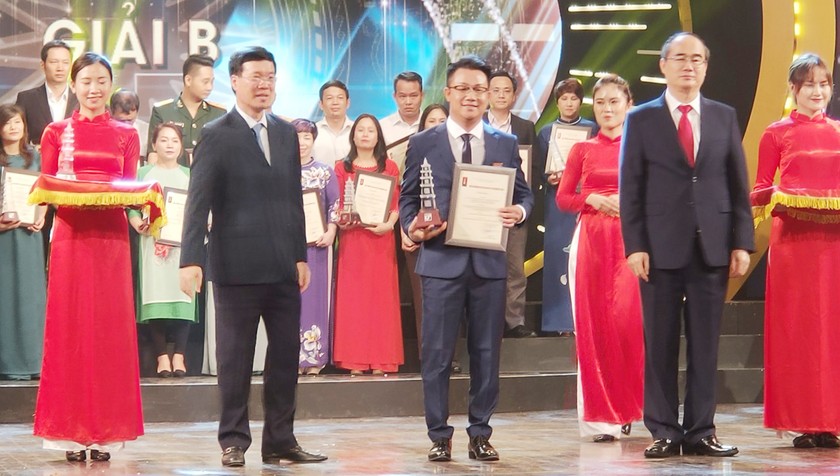 Đại diện nhóm tác giả của báo Pháp luật Việt Nam nhận giải B - Giải Báo chí quốc gia lần thứ XIV-2019. - ảnh Gia Hồng.