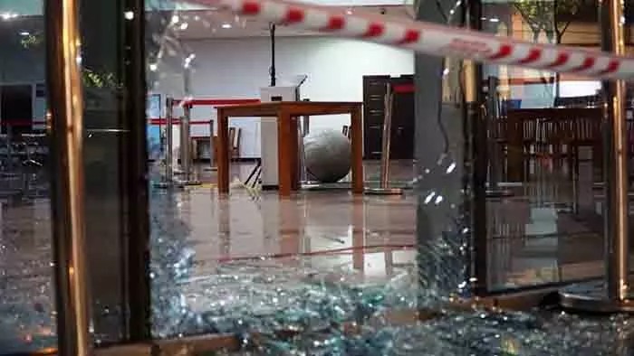 Ô tô đâm vỡ cửa kính tòa nhà Trung tâm hành chính Đà Nẵng