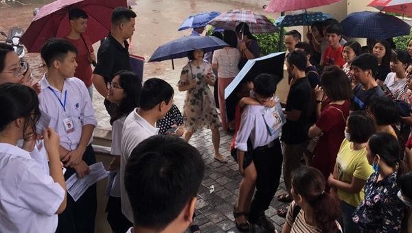 Xúc động với hình ảnh học sinh Trường Nguyễn Tất Thành cõng các em thí sinh vào điểm thi