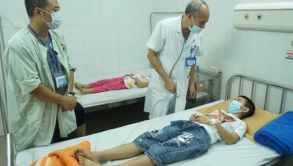 Học sinh Tiểu học Tiên Dương bị ngộ độc thực phẩm đang điều trị tại Bệnh viện Đa khoa Đông Anh (Ảnh ANTĐ)