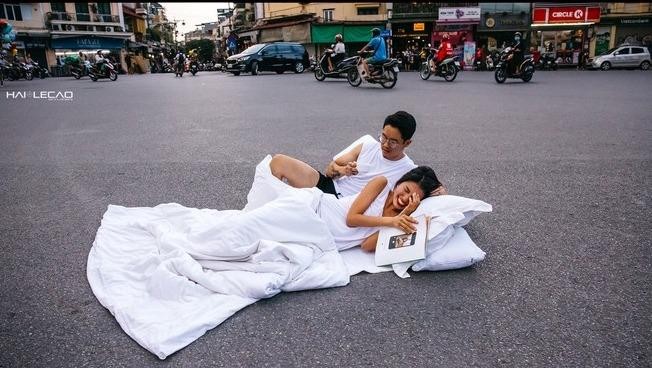 Giám đốc Sở VHTT Hà Nội giao Thanh tra vào cuộc vụ chụp ảnh cưới ‘chăn gối’ trên đường phố