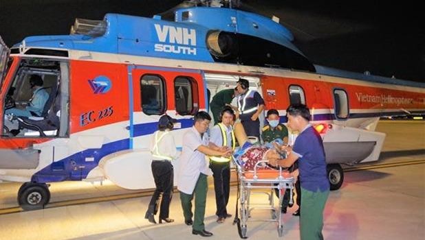 Trực thăng đưa  hai bệnh nhân từ Trường Sa về đất liền cấp cứu an toàn