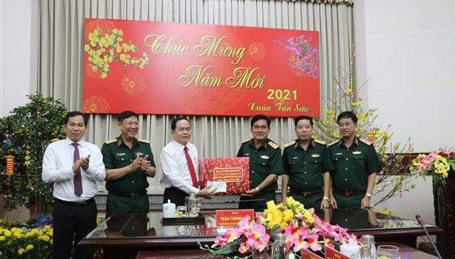 Chủ tịch Ủy ban Trung ương MTTQ Việt Nam Trần Thanh Mẫn tặng quà tết cho Bộ Tư lệnh Quân khu 9. Ảnh: Báo Tin tức