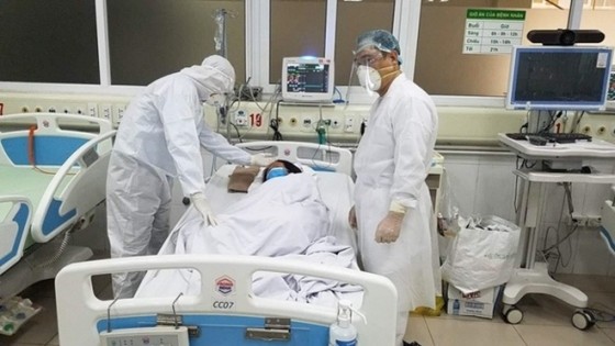 Bệnh nhân Covid-19 nặng nhất Việt Nam đang tự ăn được qua đường tiêu hóa