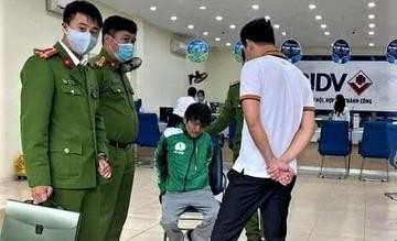 Khống chế người mặc áo Grab cướp ngân hàng tại Hà Nội