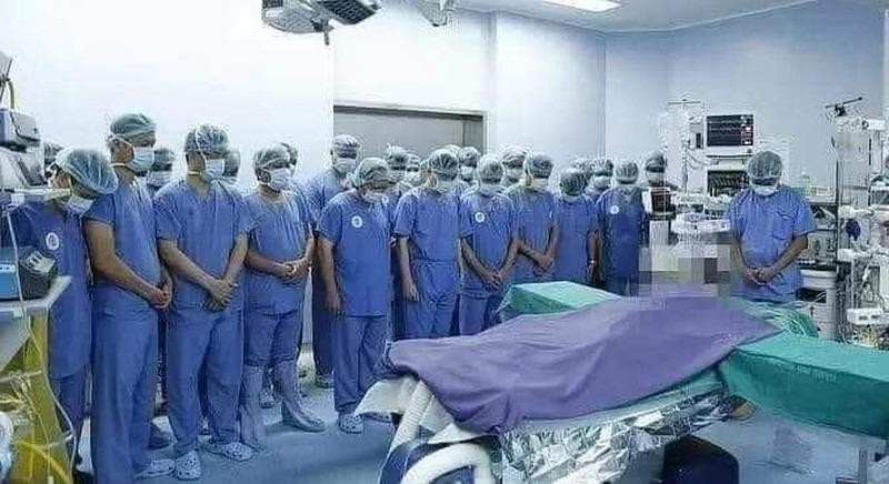 Các y bác sỹ tiễn biệt anh Thắng trước khi gia đình nguyện hiến tạng.