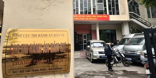 Tự xưng giáo viên, phụ huynh học sinh trường một trường ở Bắc Từ Liêm, đến trụ sở Cục  Thi hành án dân sự Hà Nội đập phá?