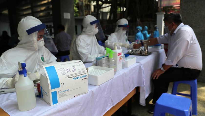 Toàn bộ nhân viên y tế Hà Nội sẽ được xét nghiệm sàng lọc SARS-CoV-2