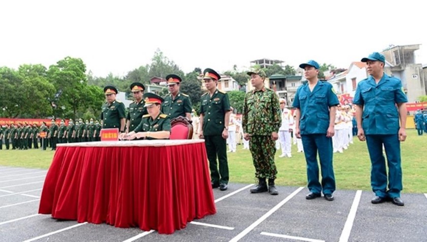 Đại diện các đơn vị Bộ Chỉ huy quân sự tỉnh Quảng Ninh ký giao ước thi đua.