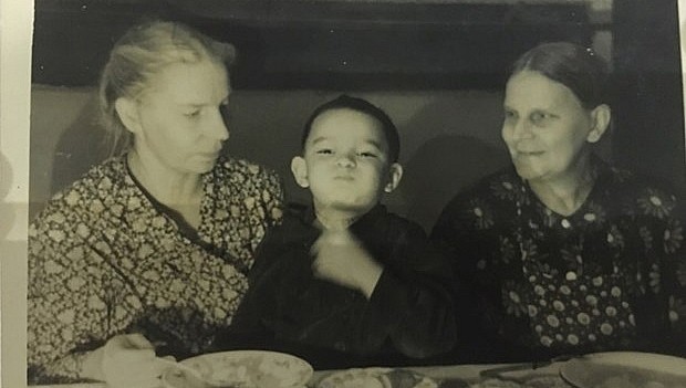Zhenya cùng bà ngoại và mẹ.