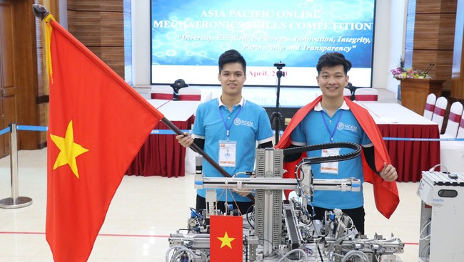  Hai thành viên đội tuyển Việt Nam đã có màn thể hiện xuất sắc và giành Huy chương Vàng Cuộc thi Kỹ năng nghề Cơ điện tử online Châu Á - Thái Bình Dương.