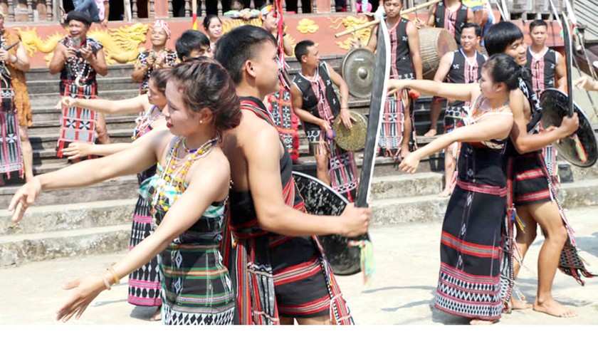 Các chàng trai, cô gái người Cơ Tu vùng thấp với vũ điệu truyền thống “Tung tung – Ya yá ”.
