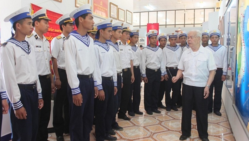 Thiếu tướng Mai Năng nói chuyện với các chiến sĩ Lữ đoàn Đặc công 126 Hải quân.