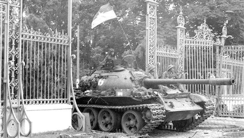 lXe tăng quân giải phóng tiến vào Dinh Độc Lập, trưa 30/4/1975. (Ảnh: Trần Mai Hưởng/TTXVN).
