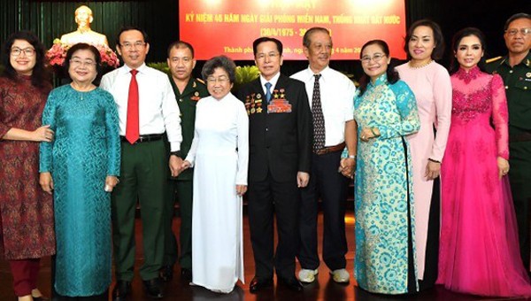 Bí thư Nguyễn Văn Nên (thứ 3 từ trái qua) chụp hình lưu niệm với các đại biểu tham dự buổi họp mặt.