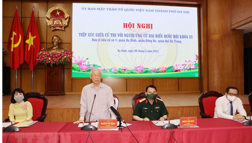Tổng Bí thư Nguyễn Phú Trọng cùng các ứng cử viên Đại biểu Quốc hội tiếp xúc cử tri tại Hà Nội.

