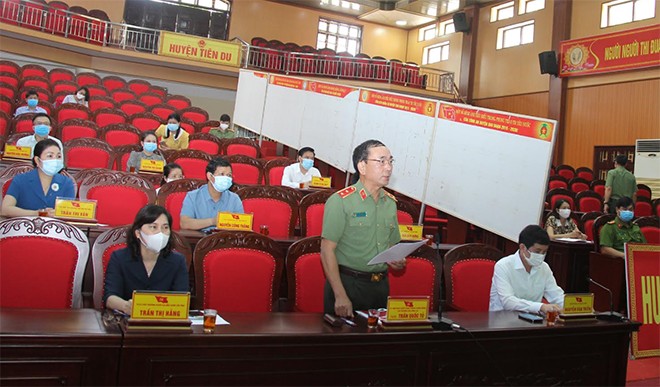 Trung tướng Trần Quốc Tỏ, Uỷ viên Trung ương Đảng, Thứ trưởng Bộ Công an tại buổi tiếp xúc với cử tri huyện Tiên Du.