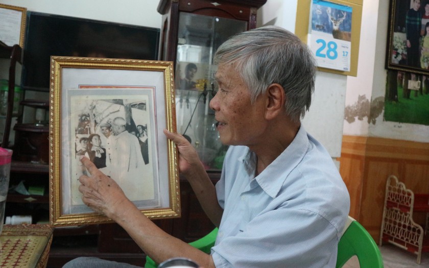 Ông Hương chia sẻ về bức ảnh chụp chung với Bác.