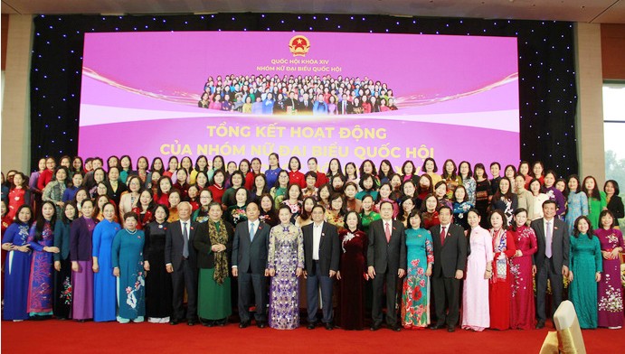 Các lãnh đạo Đảng, Nhà nước chụp ảnh, giao lưu cùng nhóm nữ ĐBQH khóa XIV.