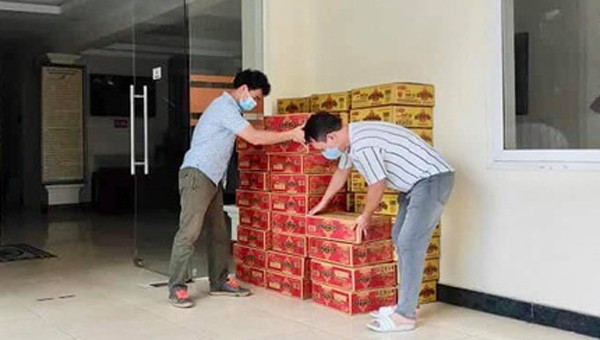 Nghệ sĩ, nhân viên Nhà hát Kịch Việt Nam chuẩn bị quà tặng công nhân lao động tỉnh Bắc Giang bị ảnh hưởng của COVID-19.

