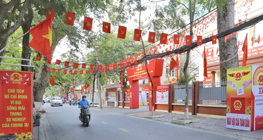 Những tấm pano, áp phích, các băng rôn và khẩu hiệu tuyên truyền, cổ động trên đường phố Hải Phòng.