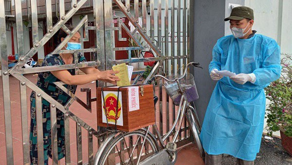 Một số khu vực dịch bệnh phức tạp ở Bắc Giang, tổ bầu cử đem thùng phiếu đến tận hộ gia đình để cư tri thực hiện quyền bầu cử.