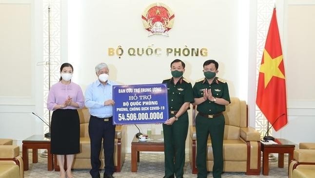 Chủ tịch Uỷ ban Trung ương MTTQ Việt Nam Đỗ Văn Chiến trao số tiền hỗ trợ cho Thượng tướng Hoàng Xuân Chiến, Thứ trưởng Bộ Quốc phòng.