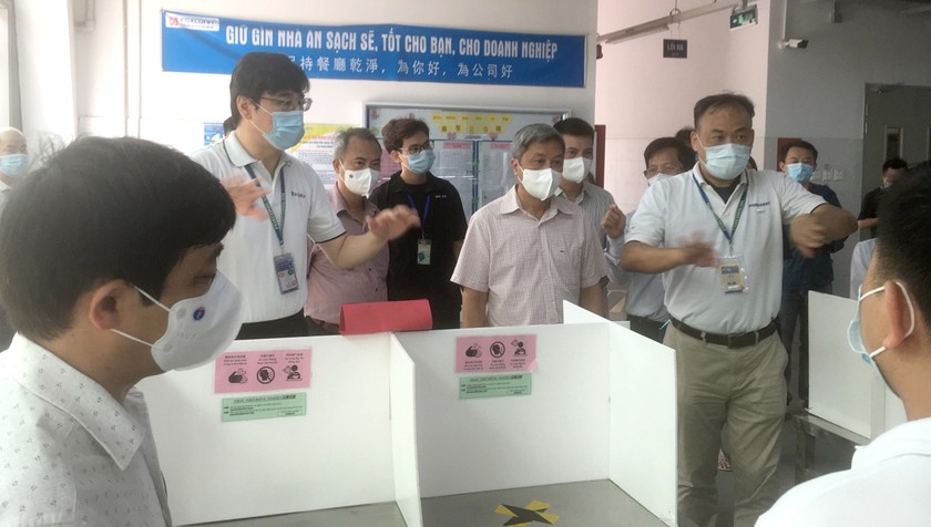Thứ trưởng Bộ Y tế Nguyễn Trường Sơn kiểm tra công tác phòng chống dịch tại khu công nghiệp Quang Châu, Việt Yên, Bắc Giang