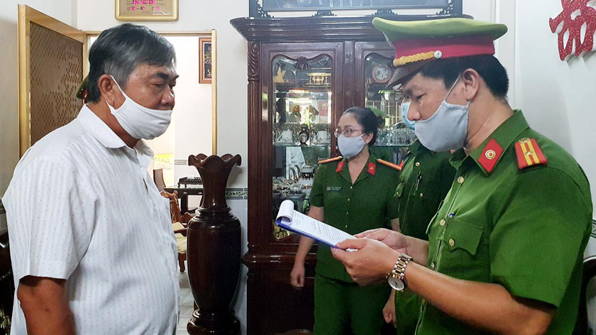 Ông Nguyễn Chí Hiến nghe lệnh bắt tạm giam.