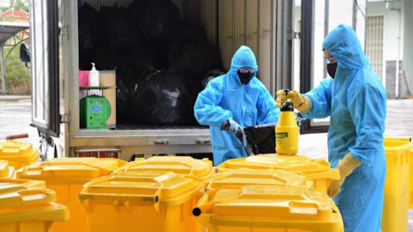 Chất thải có nguy cơ dịch bệnh đựng trong các thùng màu vàng, được xử lý ngay trong ngày. 