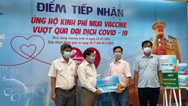 Người dân chung tay góp sức vào Quỹ vaccine phòng, chống COVID-19 Việt Nam. 