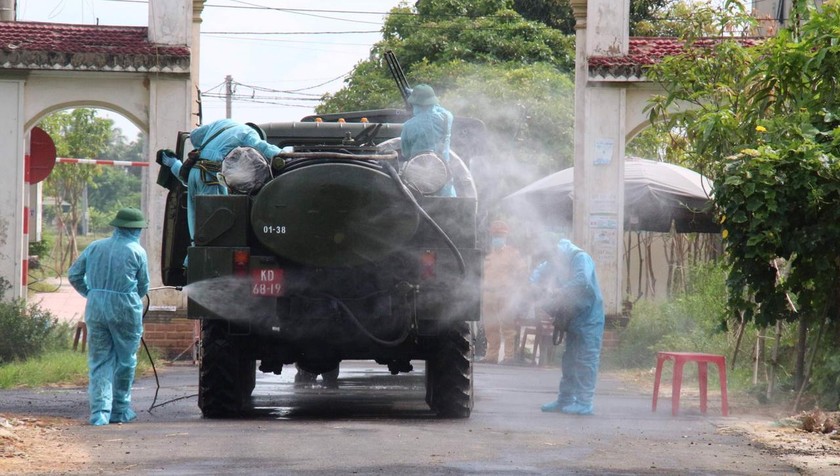 Bộ Tư lệnh Quân khu 4 đã điều động lực lượng Hóa học cùng 4 xe chuyên dụng phun khử khuẩn tại TP Hà Tĩnh.