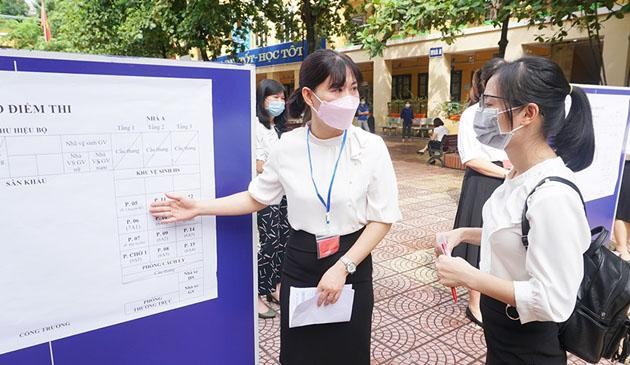 Diễn tập hướng dẫn thí sinh vào phòng thi ở điểm thi vào lớp 10 tại Trường THCS Thái Thịnh (quận Đống Đa, Hà Nội).