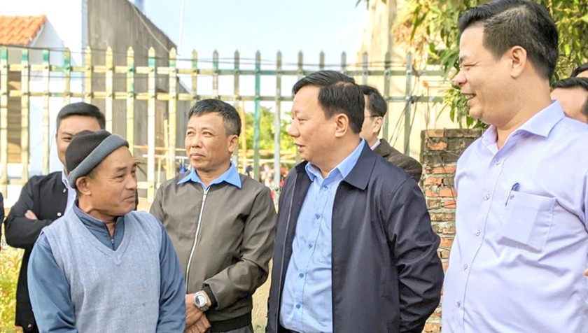  Phó Chủ tịch UBND TP Hải Phòng Nguyễn Đức Thọ động viên, ghi nhận nhân dân xã Thụy Hương, Kiến Thụy hiến đất làm đường nông thôn mới.