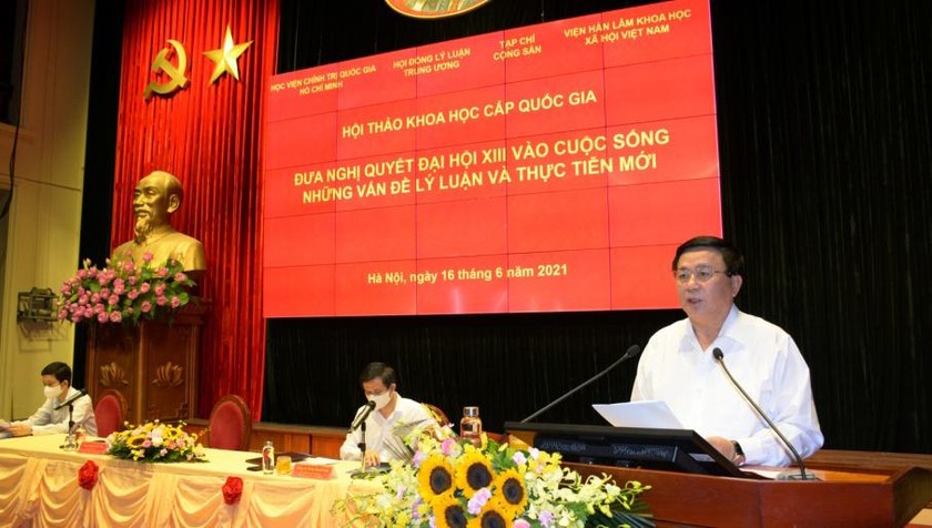 GS.TS Nguyễn Xuân Thắng phát biểu tại Hội thảo. 