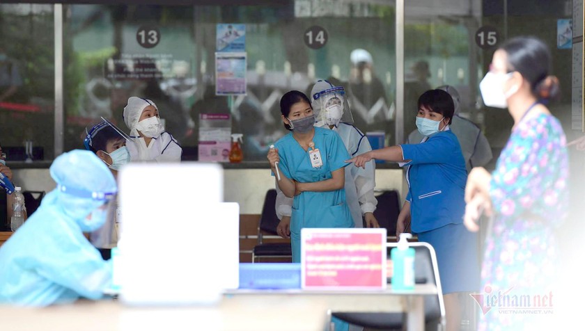 Lấy mẫu xét nghiệm nhân viên tại bệnh viện Đại học Y Dược TP Hồ Chí Minh.