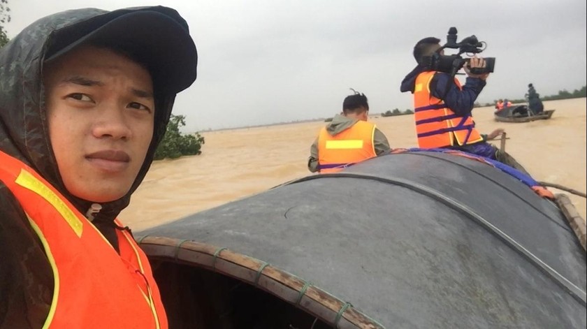 Phóng viên PLVN vào “rốn lũ” huyện Quảng Ninh, tỉnh Quảng Bình tác nghiệp.