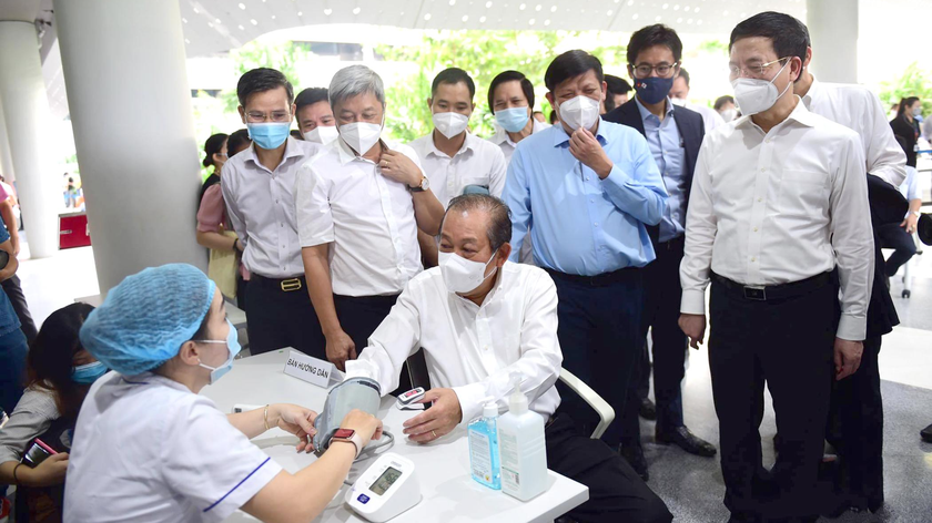 Phó Thủ tướng Thường trực Trương Hòa Bình tham dự lễ khởi động chiến dịch tiêm vaccine của TP Hồ Chí Minh, ngày 19/6.