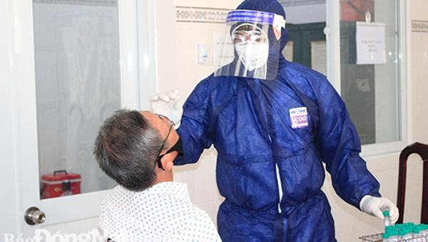 l Lấy mẫu xét nghiệm SARS-CoV-2 tại Trung tâm Kiểm soát bệnh tật tỉnh Đồng Nai. 
