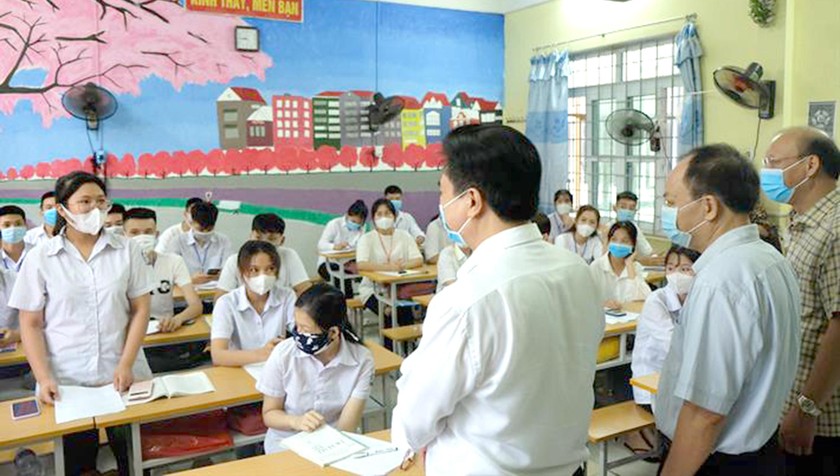 Thứ trưởng Nguyễn Hữu Độ động viên học sinh chuẩn bị thi tốt nghiệp THPT năm 2021.
