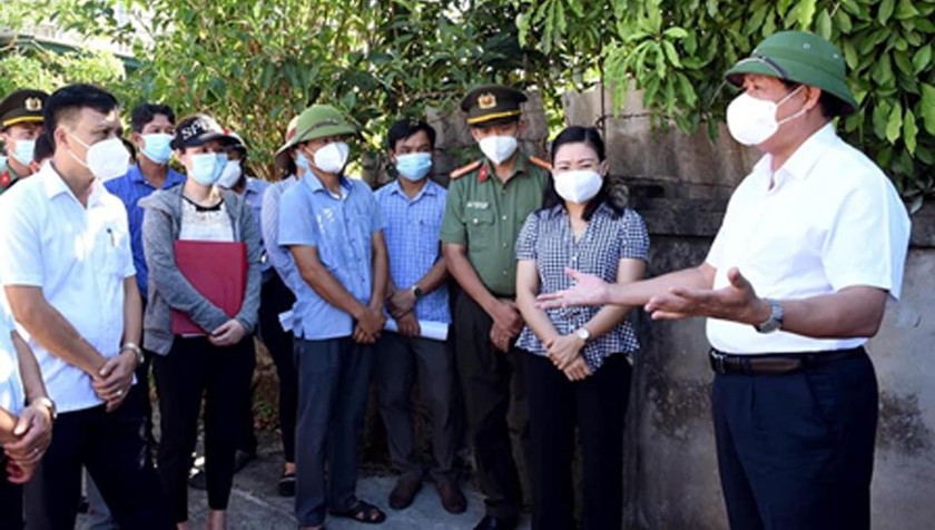 Thứ trưởng Đỗ Xuân Tuyên (bìa phải) kiểm tra công tác phòng chống dịch tại Hà Tĩnh, ngày 19/6/2021.