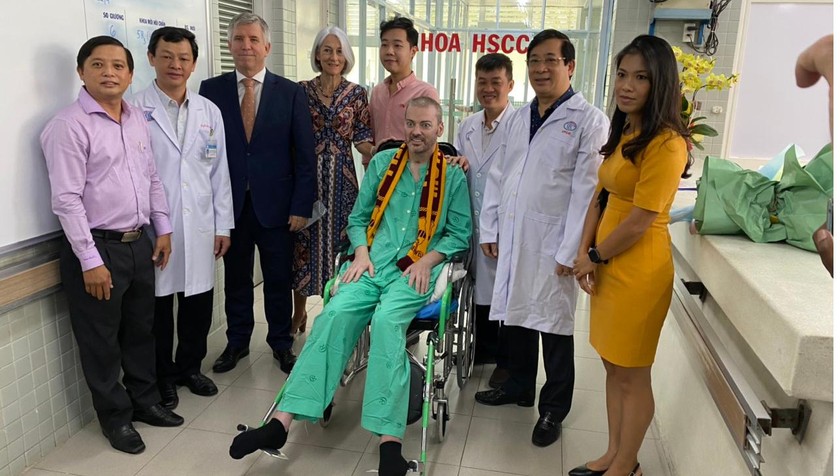 BS Nguyễn Thanh Phong và ekip điều trị cho bệnh nhân người Anh số 91.